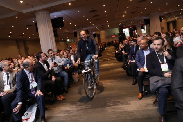 CEO da Levis chegando de bike na palestra da NRF- Vitrine Perfeita