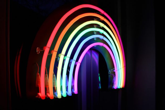 08 - Neon Arco-íris - Vitrine Perfeita