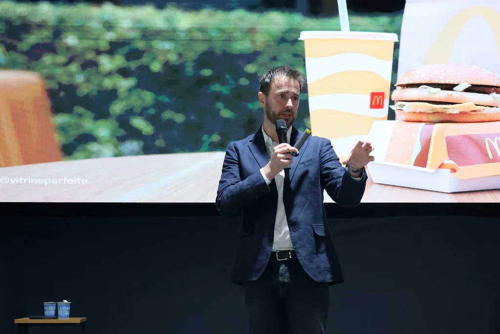 Francisco Issler, da Vitrine Perfeita, apresenta exemplo de marca conhecida durante a palestra Tudo é Vitrine