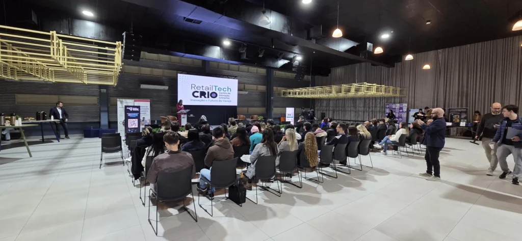 Vista panorâmica do público reunido no Centro de Inovação Criciúma para o RetailTech CRIO