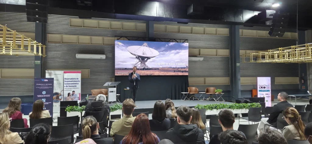 Apresentação sobre inovação e futuro do varejo durante a programação do RetailTech CRIO, em Criciúma