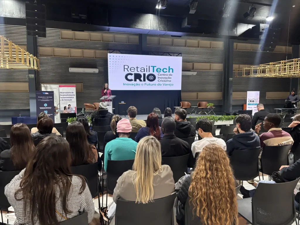 Público acompanha a programação do RetailTech CRIO no Centro de Inovação Criciúma