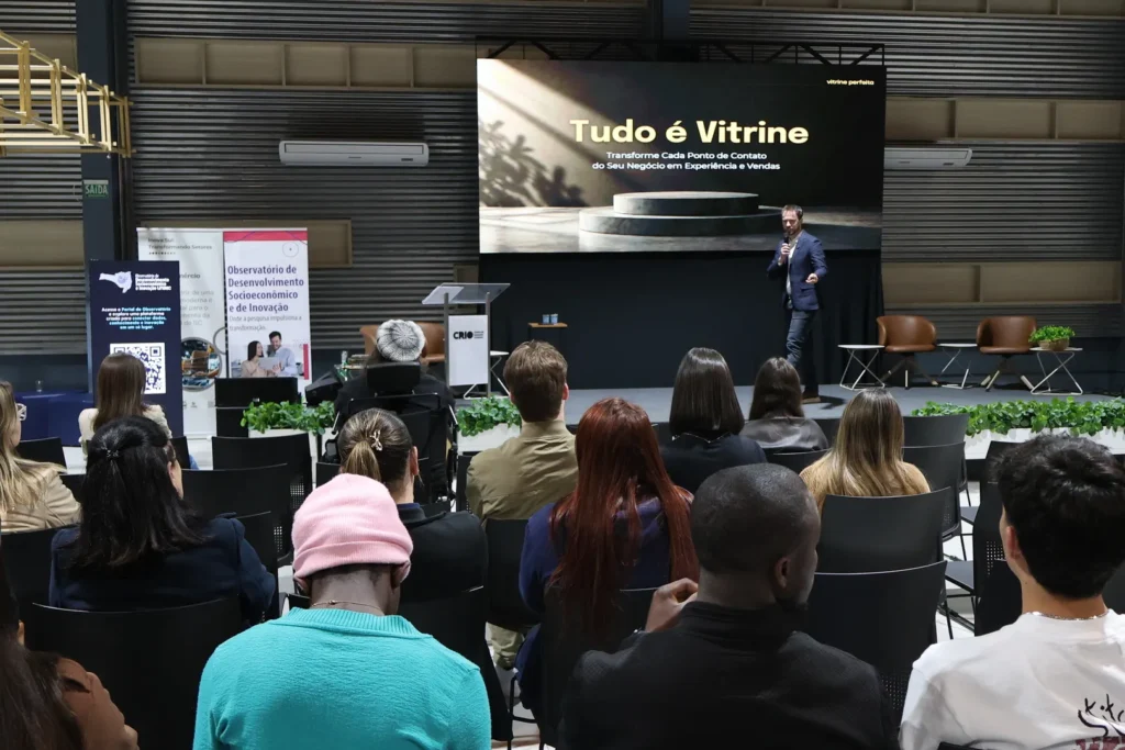 Plateia de empresários e estudantes assiste à palestra Tudo é Vitrine no Centro de Inovação Criciúma