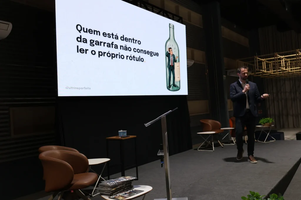 Francisco Issler apresenta a provocação que abriu a palestra Tudo é Vitrine, no RetailTech CRIO
