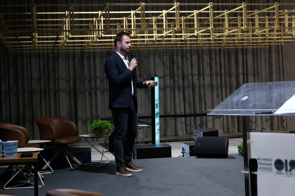 Francisco Issler, palestrante da Vitrine Perfeita, fala a empresários no RetailTech CRIO, em Criciúma