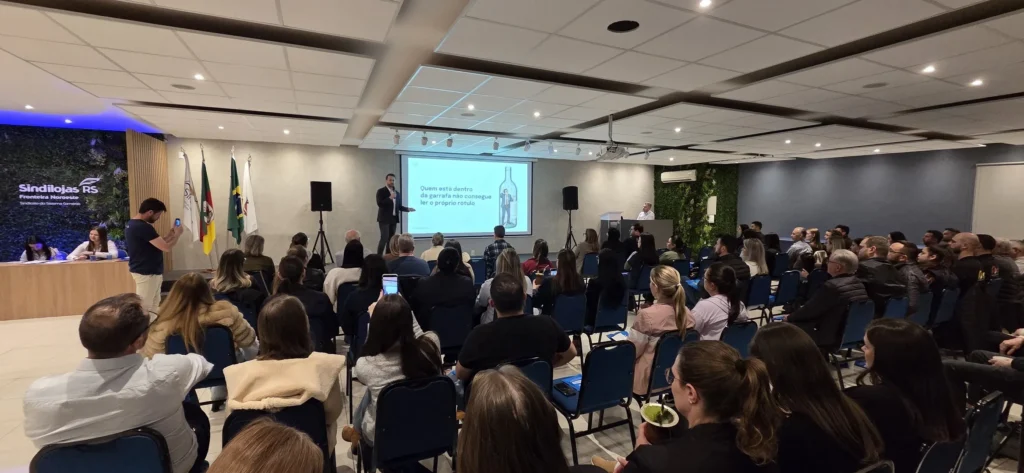 Francisco Issler, cofundador da Vitrine Perfeita, apresenta a palestra Tudo é Vitrine a empresários no Sindilojas Fronteira Noroeste, em Santa Rosa (RS)