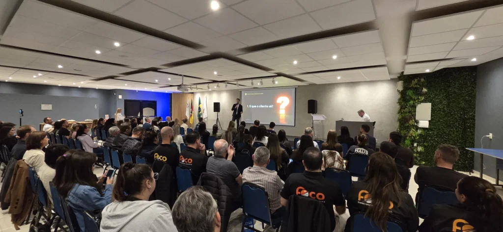 Plateia de cerca de 100 empresários assiste à palestra Tudo é Vitrine no Sindilojas Fronteira Noroeste, em Santa Rosa
