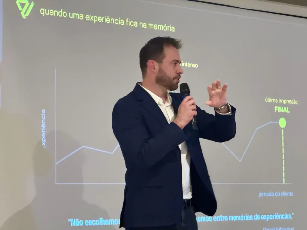 Francisco Issler, palestrante da Vitrine Perfeita, explica ao microfone como uma experiência fica na memória do cliente, durante a palestra Tudo é Vitrine em Santa Rosa (RS)