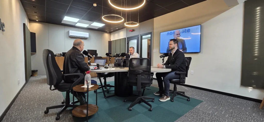 Francisco Issler, da Vitrine Perfeita, em entrevista no estúdio do Jornal Noroeste, em Santa Rosa, na véspera da palestra Tudo é Vitrine