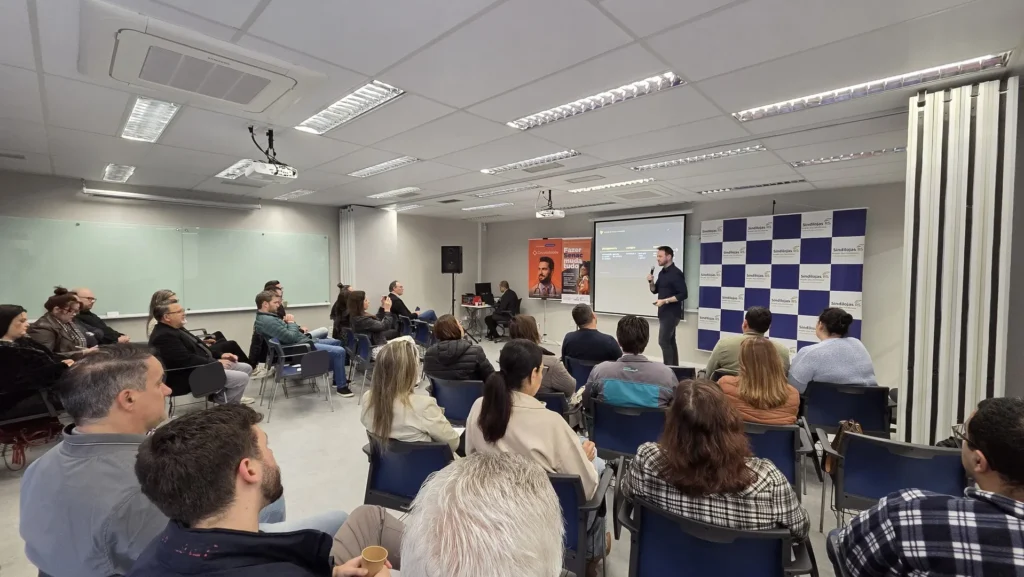 Francisco Issler, cofundador da Vitrine Perfeita, apresenta a palestra 7 Estratégias para Vender Mais no Final do Ano no Café do Varejo do Sindilojas Região das Hortênsias, em Gramado (RS)