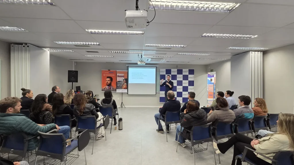 Lojistas e empresários assistem à palestra 7 Estratégias para Vender Mais no Final do Ano no Senac Gramado (RS)