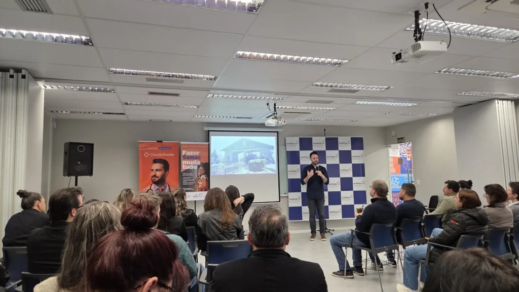 Francisco Issler, palestrante da Vitrine Perfeita, fala a lojistas durante a palestra 7 Estratégias para Vender Mais no Final do Ano, no Senac Gramado (RS)